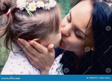 mãe e filha se beijando nude